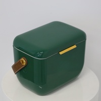 Geef uw logo aan op deze 6L Boutique Koelbox Mini met glanzende afwerking, luxe ijscooler met schouderband voor blikjes, bier en frisdranken