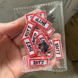 แผ่นปักลายตัวอักษรย่อแบบติดรีดร้อนขนาดเล็ก สำหรับตกแต่งกระเป๋าเดินทางและกระเป๋า - Product Image 2