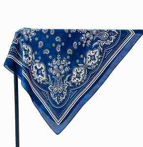 Écharpe en soie avec impression personnalisée, idéale pour les boutiques recherchant des designs exclusifs avec des options de marque privée - Product Image 2