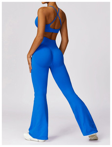 Ensemble de sport imperméable le plus populaire pour femmes : veste zippée slim, crop top et pantalon évasé taille haute sans couture avec effet froncé aux fesses - Product Image 6