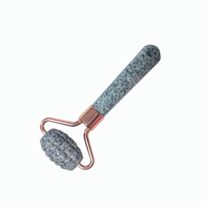 Petit rouleau de massage à picots en pierre mouchetée avec cadre en métal or rose pour le massage des points de pression et des points trigger, du corps et du visage. - Product Image 3