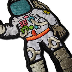 Patch brodé 3D personnalisé Astronaute avec dentelle, couleur personnalisée, fixation auto-agrippante, à coudre, en tissu denim - Product Image 3
