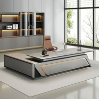 Bureau de direction en L de luxe OEM en gros avec plateau en bois, panneau métallique à lattes, armoire latérale minimaliste moderne et éclairage LED