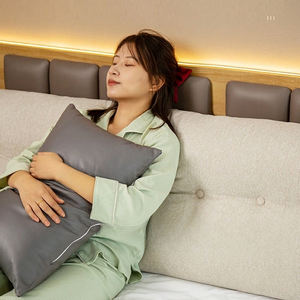 Almohada Triangular para Cabecera, Almohada Larga para Rellenar el Espacio entre Camas, 100% Poliéster, Funda Extraíble y Lavable - Product Image 1