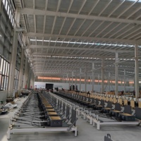 Reformer Pilates Premium à Cadre Blanc, Machine d'Entraînement Corporel Multifonctionnelle pour Studio de Gymnastique Professionnel, Commande en Gros