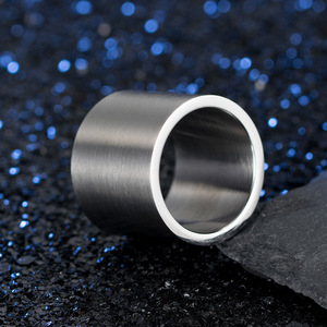 แหวนฮิปฮอปแบบกว้างชุบทอง 18k PVD สำหรับผู้ชาย |   แหวนดีไซน์โดดเด่นทันสมัย - Product Image 3