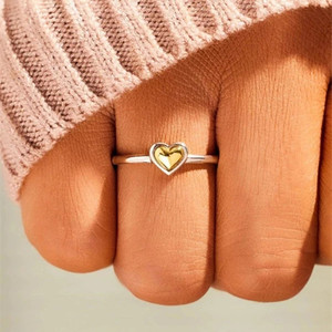Anello a Forma di Cuore, Design Minimalista ed Elegante, Gioiello Classico da Donna per Uso Quotidiano, Anello Statement - Product Image 1