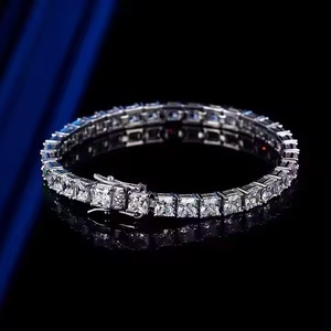 Bracelet cubain en diamant moissanite glacé au design élégant avec finition lisse pour hommes et femmes, bijoux de mode disponibles à la vente - Product Image 3
