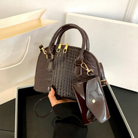 Sac à main de luxe pour femme en cuir PU gaufré crocodile, forme coquille, sac bandoulière de créateur avec chaîne