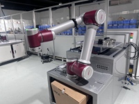 Station d'asservissement de machine robuste intégrée au cobot JAKA, avec trémie pour produits finis et effets-fins polyvalents, bras robotisé CNC