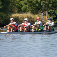 Bateau de compétition d'élite WinTech Racing Cobra Coxed Four Quad en carbone haute performance avec coque en nid d'abeille et aile de proépilote en carbone