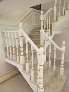 Rampe d'escalier en bois de chêne rose de style américain antique pour hall d'<span class=keywords><strong>hôtel</strong></span>, escalier incurvé sculpté en bois, marches d'escalier en acajou pour villa - Product Image 1