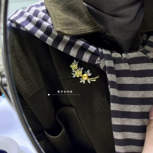 Broche en perles d'or de Nanyang, pétales de fleurs à la mode et fleurs de cristal, ajoutez de l'éclat à votre style avec des perles de gâteau glacé et des perles d'eau de mer - Product Image 4