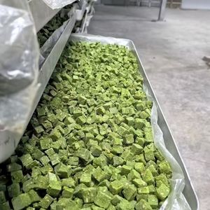 All'ingrosso il gatto liofilizzato tratta i granuli di erba croccanti di sapore di pollo - Product Image 1