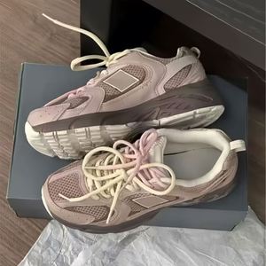 รองเท้าวิ่งกีฬาคุณภาพสูงรุ่นปี 2025 สำหรับผู้ชาย/ผู้หญิง รองเท้าลำลองสำหรับกิจกรรมกลางแจ้ง ดีไซน์ทันสมัย ระบายอากาศได้ดี เหมาะสำหรับเดินและวิ่ง - Product Image 2