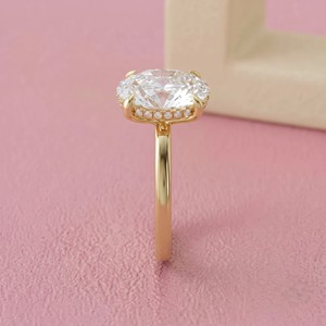 Bague de fiançailles classique en or massif avec diamant taille ovale et halo dissimulé pour bijoux fins - Product Image 3