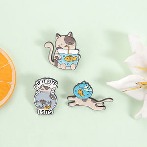 俏皮的猫鱼缸珐琅别针可爱携带式鱼缸胸针徽章饰品批发现货 - Product Image 2