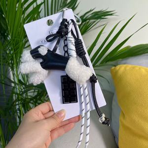 Llaveros de moda ligeros de felpa 3D, colgante portátil de perro de dibujos animados, dije de chocolate, llavero de poodle de PU para bolso de mujer - Product Image 5