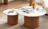 Ensemble de tables basses gigognes rondes en bois massif cannelé avec plateau en faux marbre Calacatta pour salon
