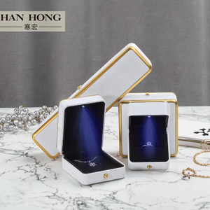 ネックレスブレスレットリングジュエリーボックスLedライトカスタム高级PUレザープラスチック白エンバラージBijoux Avecロゴ - Product Image 1