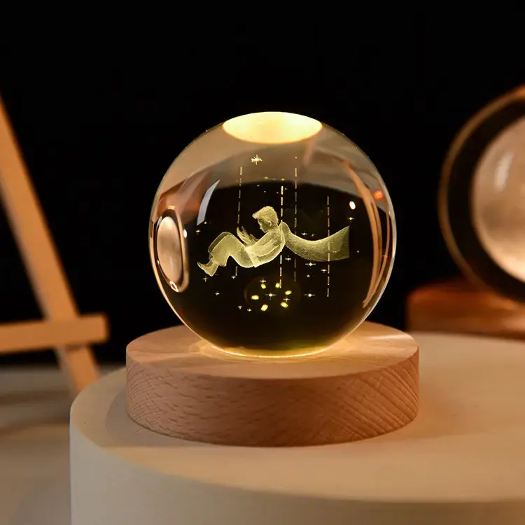 Lampe de table OEM en forme d'étoile en cristal sculpté en 3D Système solaire Boule de cristal personnalisée en 3D avec éclairage LED Base en bois