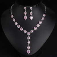 Parure de bijoux fantaisie en laiton plaqué or avec collier Y et boucles d'oreilles pendantes en forme de cœur multicolore arc-en-ciel sertis de zircone cubique, idéale pour les soirées de bal et les occasions spéciales, vente en gros
