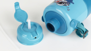 Agua de plástico con pajita y cuerda <span class=keywords><strong>2023</strong></span> nuevo producto 1000ml niños lindas botellas de agua OPP Camp regalos listos sostenibles - Product Image 4