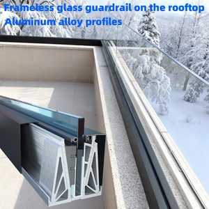 Ringhiere in Vetro Senza Telaio con Design a Rinforzo Diagonale, Cornice in Alluminio e Canali Visibili per Balconi - Product Image 3