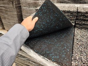 Suelo de Caucho Ignífugo para Edificios Comerciales y Espacios Públicos, Certificado Libre de Humo, Bajo Mantenimiento - Product Image 3