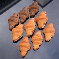 Modèle de croissant artificiel en forme de lune, avec pâte, beurre, farine, sucre et levure, pour la décoration de pâtisseries, la simulation de collations fraîches et la reproduction de produits de boulangerie maison à croûte croustillante