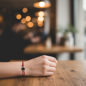 Pulsera de Hilo Rojo con Dije de Estrella, Accesorio de Moda Unisex - Product Image 2