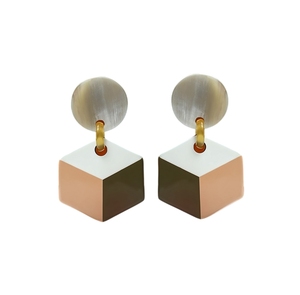 Boucles d'oreilles en corne de buffle artisanale Minh Giang, bijoux écologiques faits à la main, élégantes boucles d'oreilles pendantes en corne naturelle pour femmes - Product Image 5