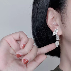 Eleganti Orecchini a Perno a Forma di Foglia, Gioielli da Donna Ispirati alla Natura, Scintillanti, Chic per Uso Quotidiano, Idea Regalo - Product Image 4