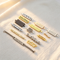 Étiquette métallique personnalisée OEM en relief, plaque de marque en alliage de zinc électroplaqué avec fixation par broche pour sacs en cuir, sandales, ceintures