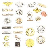 Étiquette de logo en métal gravée en relief 3D en alliage de zinc lavable personnalisée pour écharpe, chaussures, sac à main, vêtement