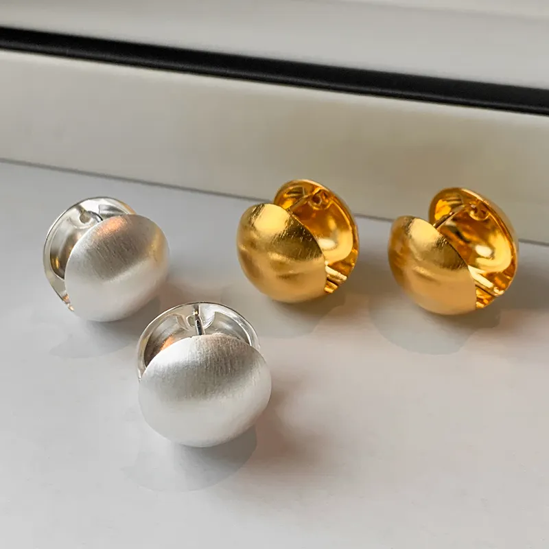Anting-Anting Bola Emas Sepuh Emas Kuningan 1.5Cm Disikat dan Matte Jepit Telinga untuk Wanita Perhiasan Fashion Kustom