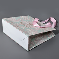 Sac en papier personnalisé pour vêtements Matériaux recyclés avec impression offset Emballage avec logo en feuille d'or Sac En Papier