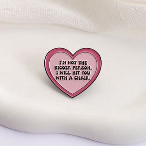 Pin de esmalte con cita divertida: 'No soy la persona más grande, te golpearé', broche de metal para solapa, venta al por mayor - Product Image 3