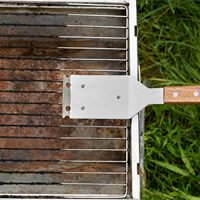 Amplebbq Grattoir et brosse métallique 2-en-1 robuste pour barbecue, en acier inoxydable, avec grande poignée en bois, étanche et antiadhésif, pour extérieur