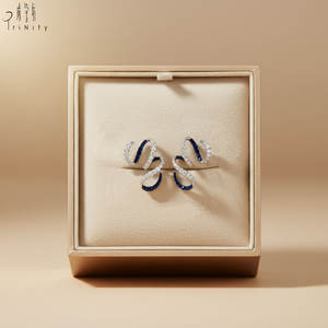 Nouvelle collection de boucles d'oreilles en or blanc massif 18 carats avec diamants naturels et saphirs naturels, design courbé, pour femmes, à porter au quotidien - Product Image 2