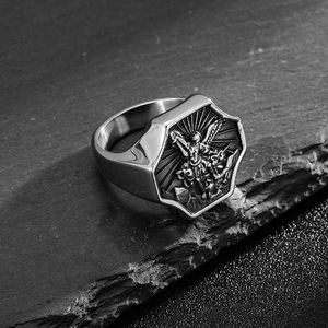 Bague pour homme en acier titane Saint Michel Archange, forme bouclier, couleur or et argent, bijou cadeau pour homme - Product Image 4