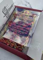 Invitation de mariage personnalisée en plexi doré avec pétales rouges, feuille d'or acrylique et papier vélin personnalisé avec ruban