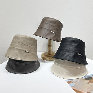 Mũ len mùa đông ngoài trời cá tính, chống thấm nước, logo kim loại, màu trắng đen, chất liệu da PU dành cho nữ - Product Image 2