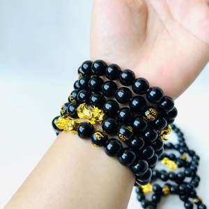 Bracelet en perles d'obsidienne pour attirer la richesse et la chance, un cadeau pour petit ami, en vente sur un stand de rue. - Product Image 3