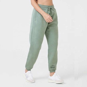 Top Jogger Pantalones <span class=keywords><strong>verde</strong></span> claro 310gsm polar mujeres pantalones de chándal al por mayor pantalones de chándal sueltos personalizados Puff impresión Logo - Product Image 3