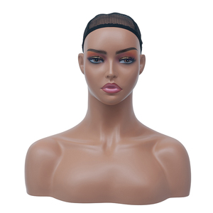 Maniquí de fibra de vidrio realista con cabeza de hombre afroamericano y hombros, para exhibición de pelucas y maquillaje, venta al por mayor - Product Image 1