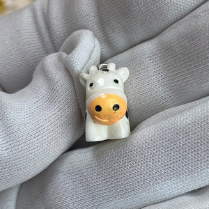 Foto <span class=keywords><strong>real</strong></span> de una mini vaca de resina, colgante 3D de animal en miniatura estilo pastoral para bricolaje, ideal para collares, pendientes y accesorios. - Product Image 3