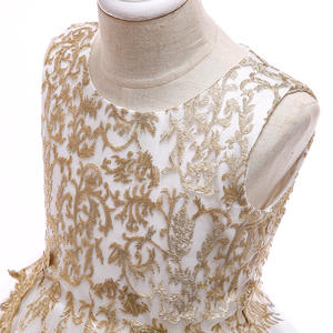 Abito da festa per bambina 2020, decorazioni con applicazioni dorate, colore bianco, abito elegante per bambina, design per vestito da bambina. - Product Image 5