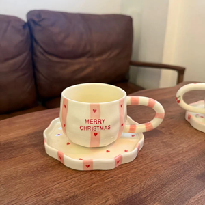 Tazas y Platillos de Cerámica Blancos y Rojos Hechos a Mano con Diseño Navideño, Estilo Retro Francés, Reutilizables y Aptos para Alimentos - Product Image 5