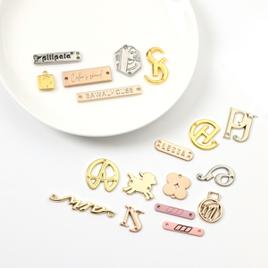 Thời trang chất lượng cao Thiết kế khắc logo thương hiệu Tên tùy chỉnh kim loại logo nhãn <span class=keywords><strong>Tag</strong></span> cho quần áo - Product Image 3